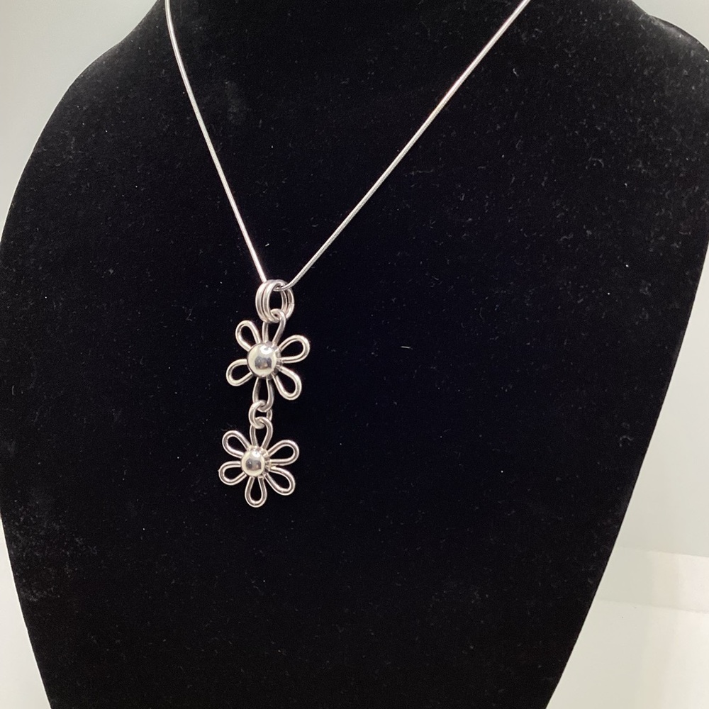 Silver plated double daisy charm. Charm only - Picture 3 of 8